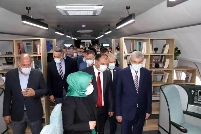 Şehrin göbeğindeki dev uçağı gören dönüp bir daha bakıyor