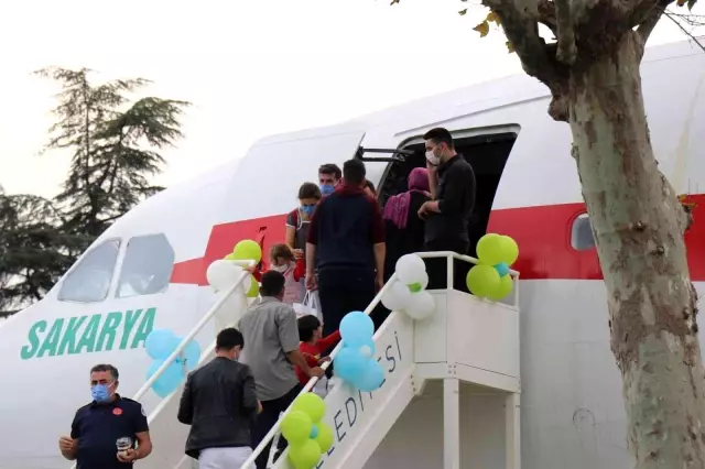 Şehrin göbeğindeki dev uçağı gören dönüp bir daha bakıyor