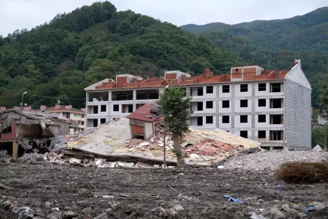 KASTAMONU - Sel felaketinin üzerinden 2 ay geçen Bozkurt'ta yaralar sarılmaya devam ediliyor