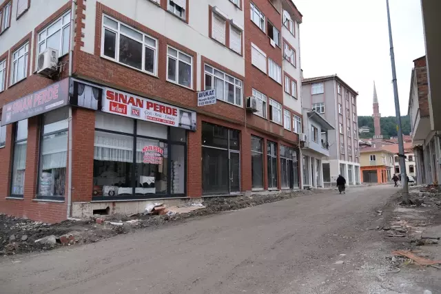 KASTAMONU - Sel felaketinin üzerinden 2 ay geçen Bozkurt'ta yaralar sarılmaya devam ediliyor