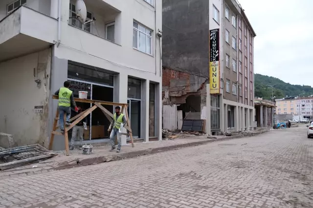 KASTAMONU - Sel felaketinin üzerinden 2 ay geçen Bozkurt'ta yaralar sarılmaya devam ediliyor