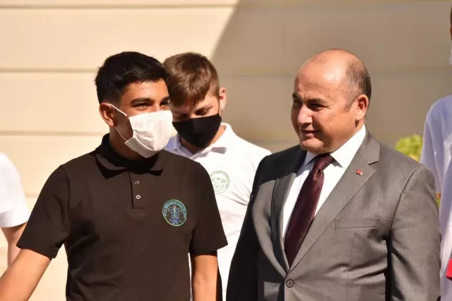Türkiye'nin Lefkoşa Büyükelçisi Başçeri, TEKNOFEST'te ödül alan öğrencilerle buluştu