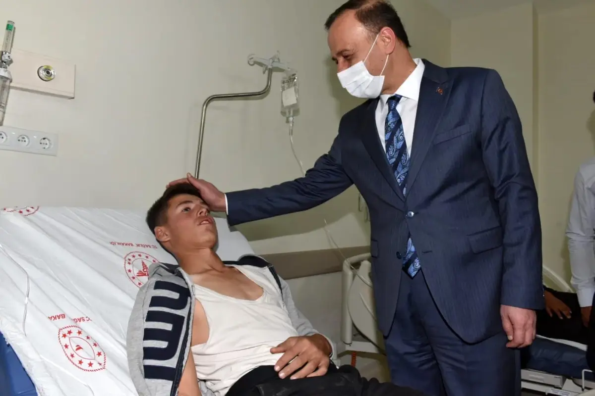 Vali Erin, Bozova'daki Kazada Yaralanan Öğrencileri Ziyaret Etti