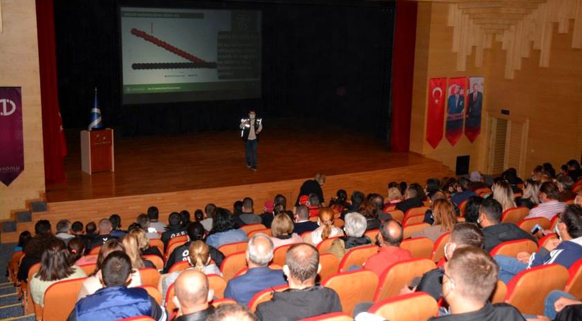 Anadolu Üniversitesi'nde 'En İyi Narkotik Polisi: Anne' eğitimi gerçekleştirildi