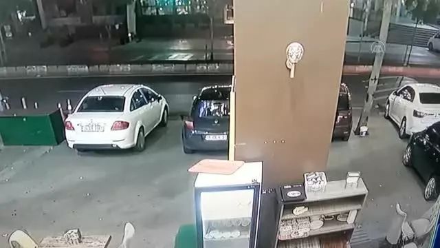 Büyükçekmece'de bıçaklanan köpeğe müdahale anı güvenlik kamerasına yansıdı