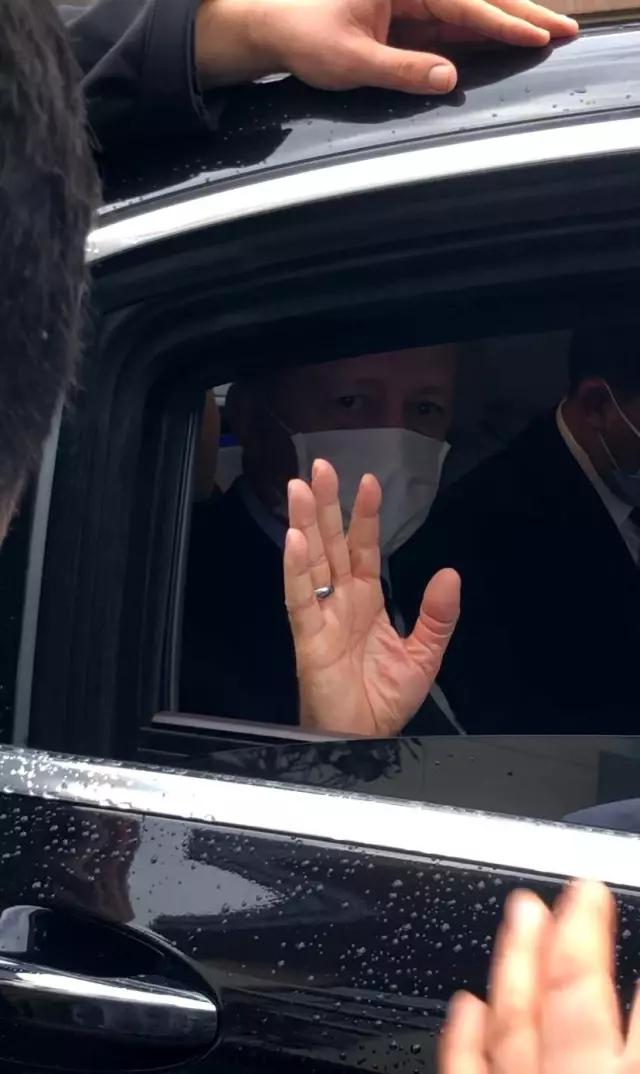Son dakika haberleri... Cumhurbaşkanı Erdoğan, kendisini selamlayan vatandaşlarla sohbet etti