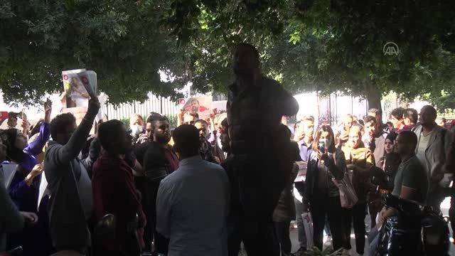 Cumhurbaşkanı Said'in harika yetki kararları protestosunda tutuklanan aktivistin hür bırakılması için şov düzenlendi