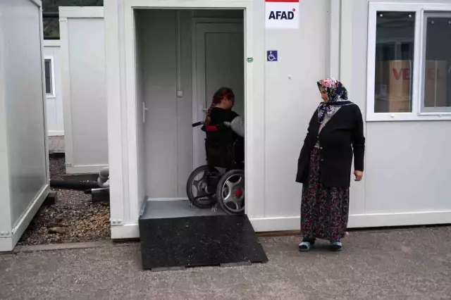 Doğuştan yürüme engelli Zübeyda'nın akülü sandalye sevinci