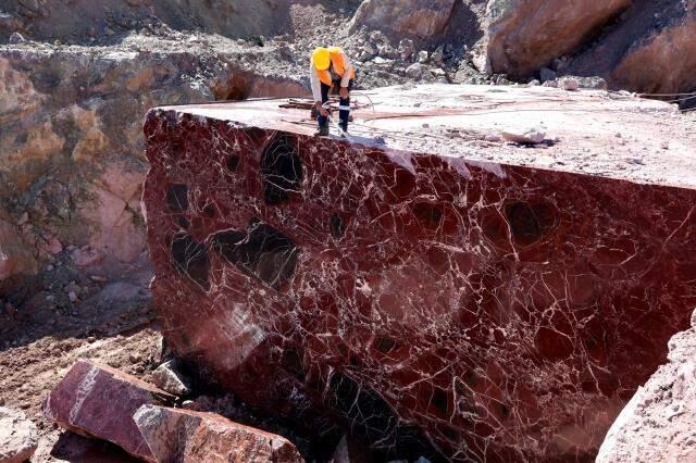 Dünyada sadece Türkiye'de üretilen 'Elazığ vişne' mermerine sipariş yağıyor