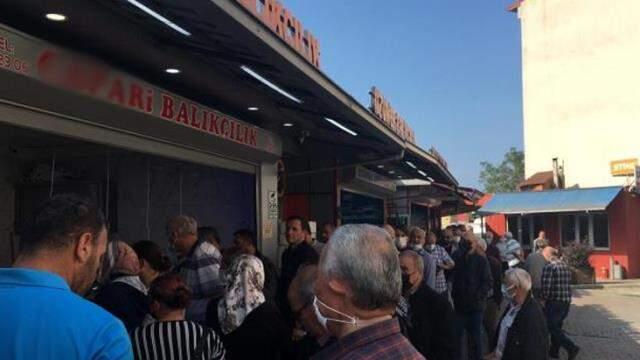 Hamsinin kilosu 5 TL'ye düşünce vatandaş tezgahlara akın etti