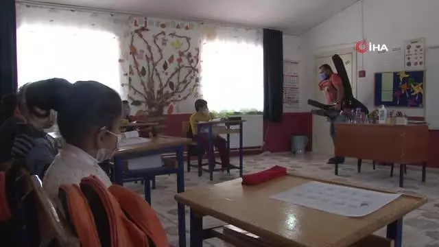 Elazığlı müzik öğretmeni, unutulmaya yüz tutmuş 3 bin yıllık Türk halk müziği çalgılarını öğrencilere tanıtıyor
