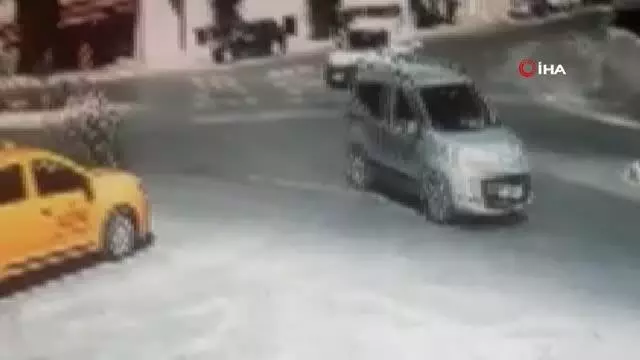 Feci kaza kamerada...Yola kontrolsüz çıkan araca çarpan motosikletli taklalar attı