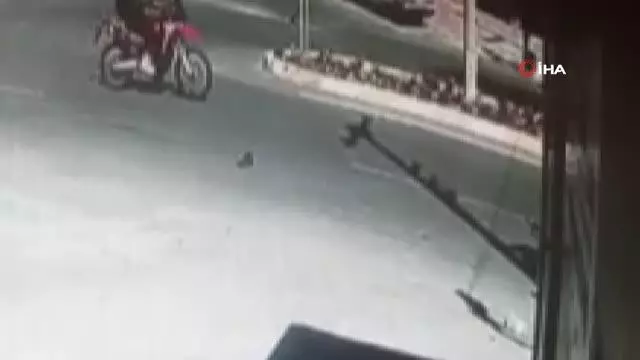 Feci kaza kamerada...Yola kontrolsüz çıkan araca çarpan motosikletli taklalar attı