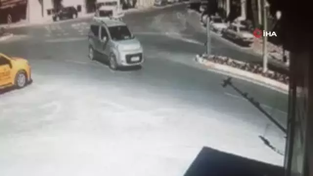 Feci kaza kamerada...Yola kontrolsüz çıkan araca çarpan motosikletli taklalar attı