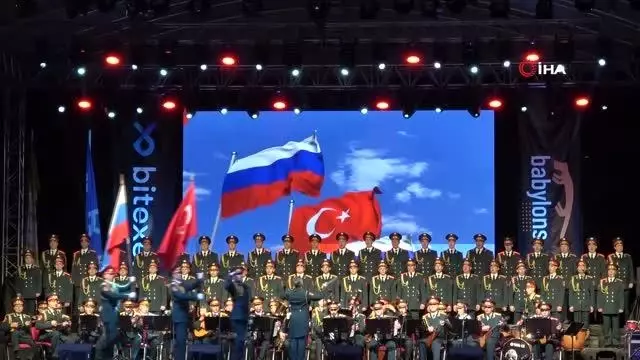 Haluk Levent ve Rus Kızılordu Korosu Bursa'da konser verdi