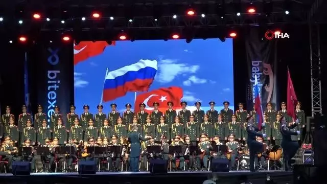 Haluk Levent ve Rus Kızılordu Korosu Bursa'da konser verdi