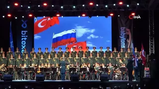 Haluk Levent ve Rus Kızılordu Korosu Bursa'da konser verdi