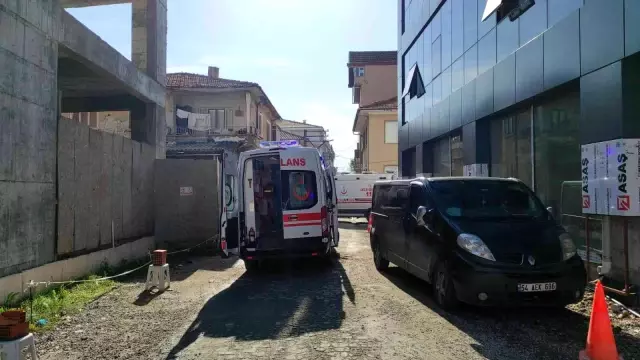 Kırılan inşaat iskelesinden düşen 2 işçi kişi yaralandı