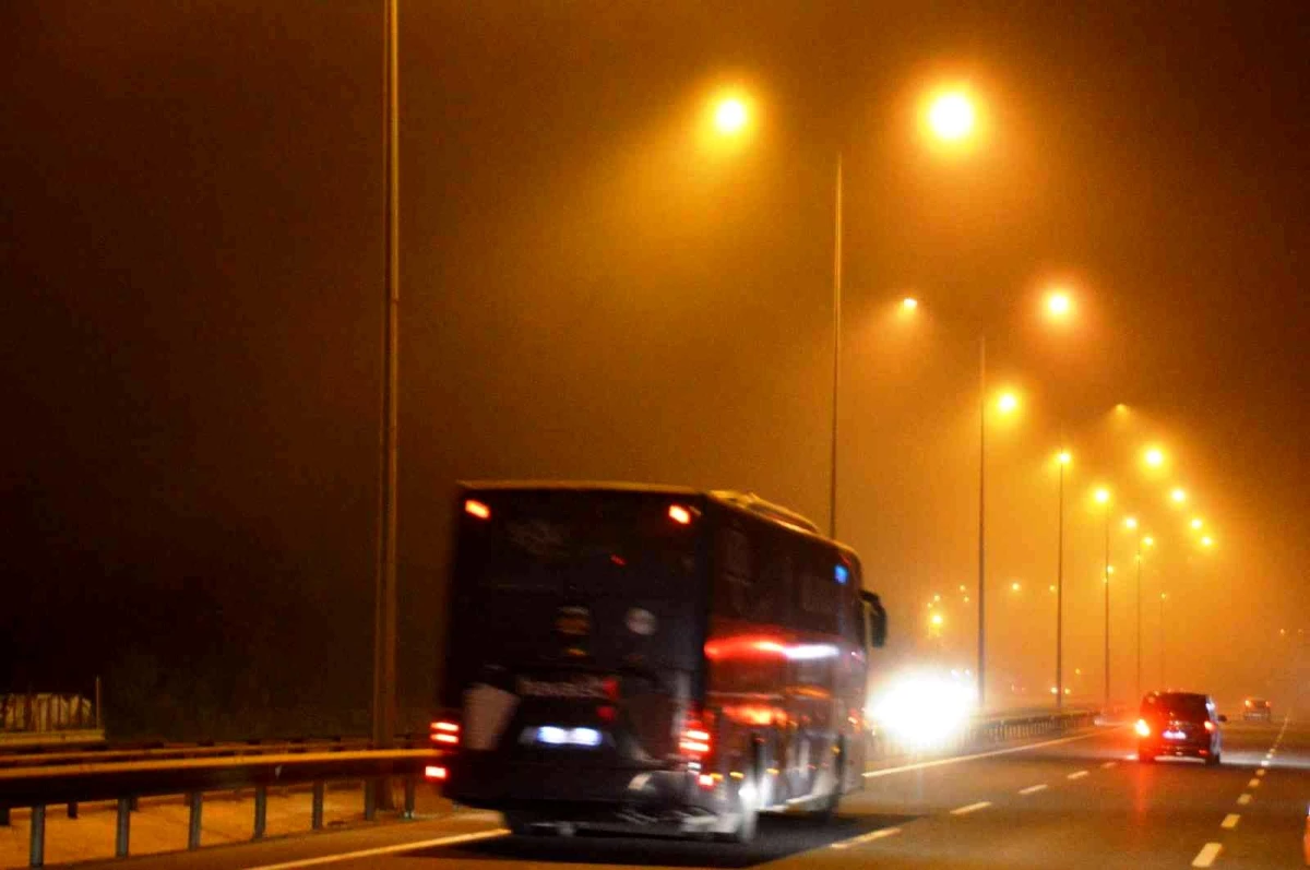 İstanbul'da gece saatlerinde sis etkili oldu: 15 Temmuz Şehitler Köprüsü sisten kayboldu
