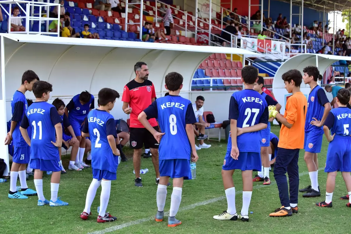 Kepez'deki yetenekli çocuklar futbola kazandırılıyor