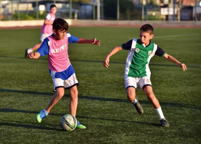 Kepez'deki yetenekli çocuklar futbola kazandırılıyor