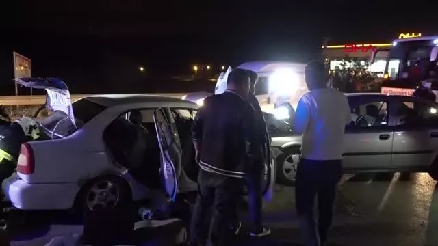 KIRIKKALE'DE İKİ OTOMOBİL KAFA KAFAYA ÇARPIŞTI 3'Ü AĞIR 4 YARALI