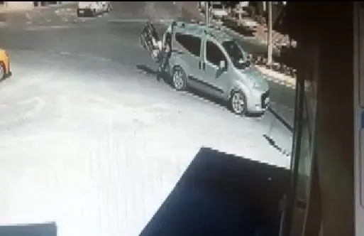 Feci kaza kamerada...Yola kontrolsüz çıkan araca çarpan motosikletli taklalar attı