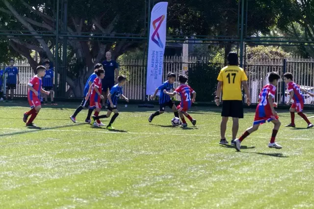 Mersin'de Atatürk'ü Anma 10 Yaş Futbol Turnuvası başladı