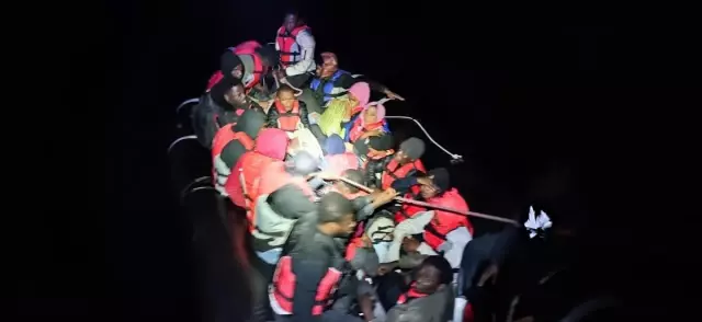 Muğla açıklarında Türk kara sularına geri itilen 71 düzensiz göçmen kurtarıldı