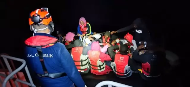 Muğla açıklarında Türk kara sularına geri itilen 71 düzensiz göçmen kurtarıldı