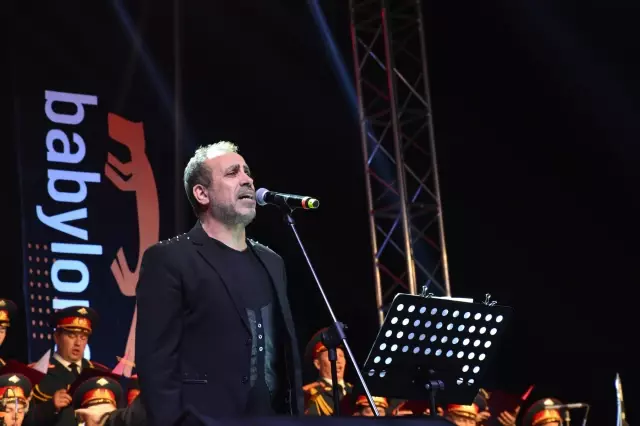 Haluk Levent ve Rus Kızılordu Korosu Bursa'da konser verdi