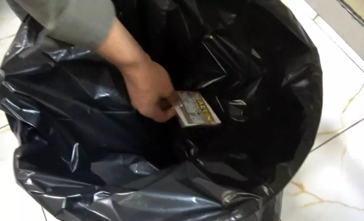 Filmlere konu olacak olay! Şans oyunundan kazandığı 200 bin TL'lik kartı çöpe attı