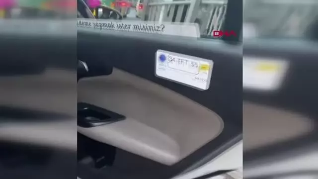 AVM ÖNÜNDE TAKSİCİLERE TURİST TEPKİSİ