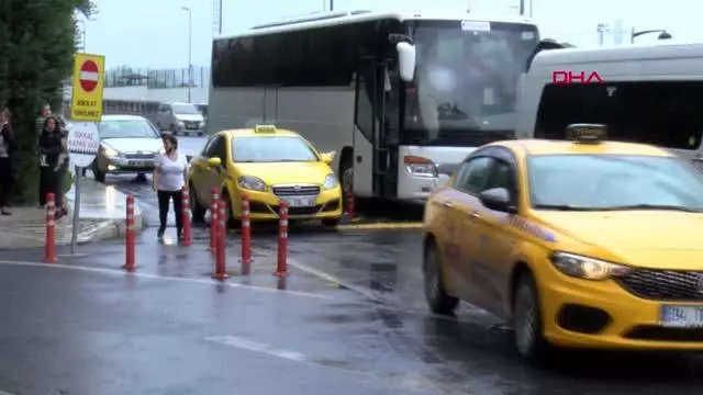 AVM ÖNÜNDE TAKSİCİLERE TURİST TEPKİSİ