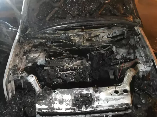 Bahçelievler'de hafif ticari araç alev alev yandı