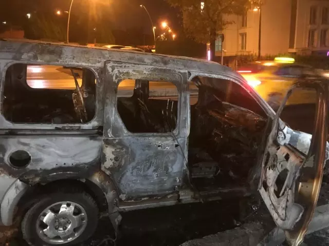 Bahçelievler'de hafif ticari araç alev alev yandı