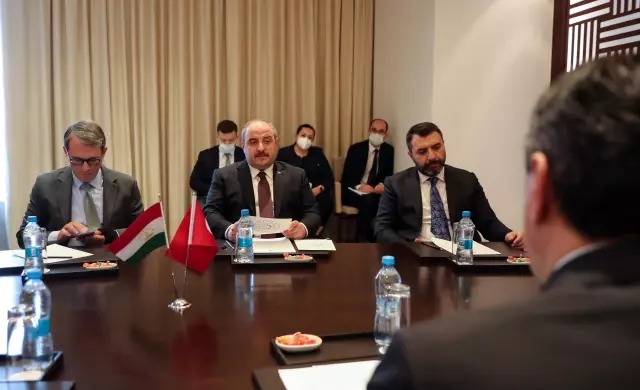 Son dakika haberi: Bakan Varank, Tacikistan Sanayi ve Yeni Teknolojiler Bakanı Kabir ile görüştü