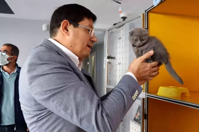 Başkan Özcan'dan yaralı leyleğin bakımını üstlenen veteriner hekime teşekkür