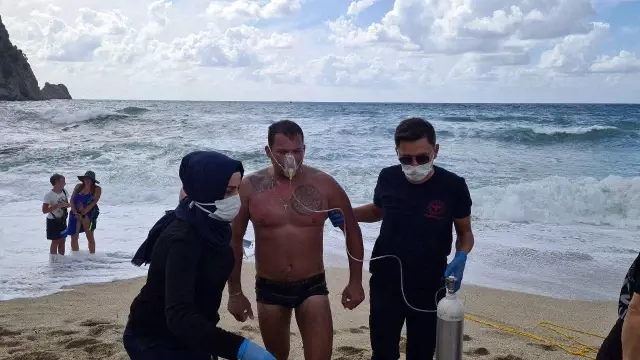 Boğulmak üzere olan turist, cankurtaranın ipiyle hayata tutundu