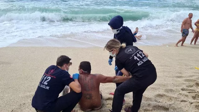 Boğulmak üzere olan turist, cankurtaranın ipiyle hayata tutundu