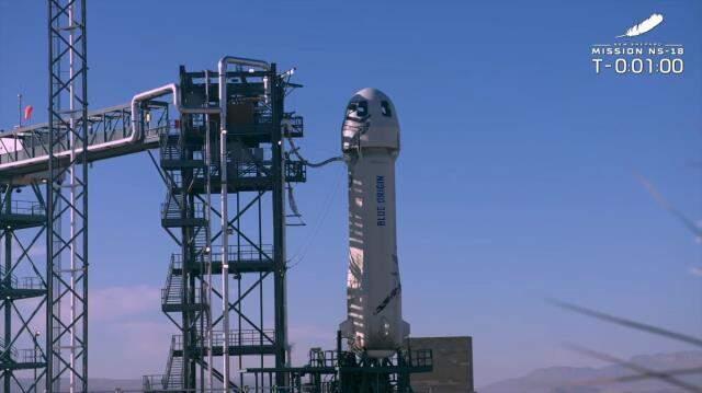 'Star Trek' dizisinin Kaptan Kirk'ü uzaya çıkan en yaşlı insan oldu 'Star Trek' dizisinin Kaptan Kirk'ü uzaya çıkan en yaşlı insan oldu