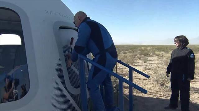 'Star Trek' dizisinin Kaptan Kirk'ü uzaya çıkan en yaşlı insan oldu 'Star Trek' dizisinin Kaptan Kirk'ü uzaya çıkan en yaşlı insan oldu