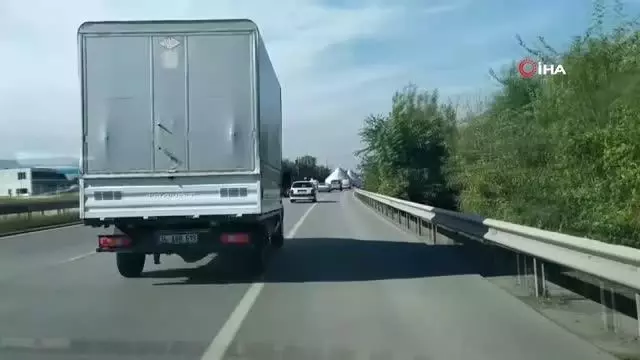 Eninden büyük yük taşıyan tır trafiği yavaşlattı