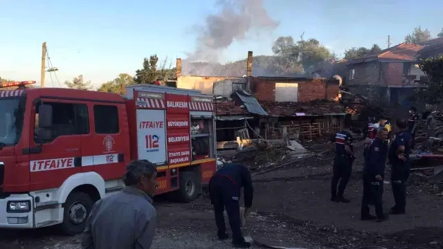 Evi yanan arkadaşları için seferber oldular