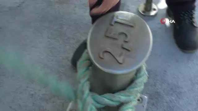 Güverteye kadın eli değdi...Halat bağlıyor, dümen tutuyor