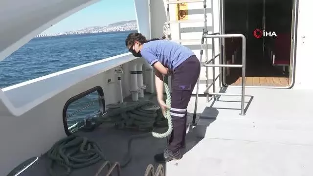 Güverteye kadın eli değdi...Halat bağlıyor, dümen tutuyor