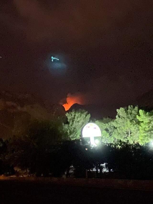 Gece yıldırım düşen ormanlık alan cayır cayır yanıyor! Hala söndürülemedi