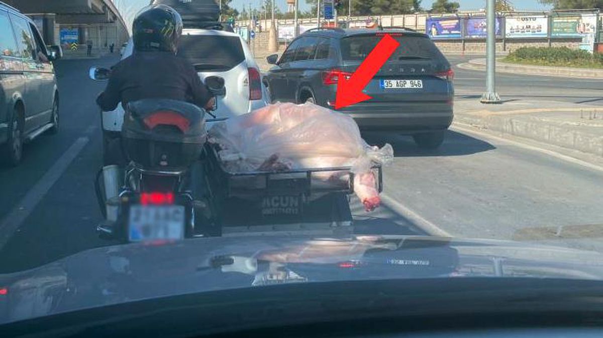 Motosiklet kasasında ambalajsız et taşıdı, görenler telefona sarıldı