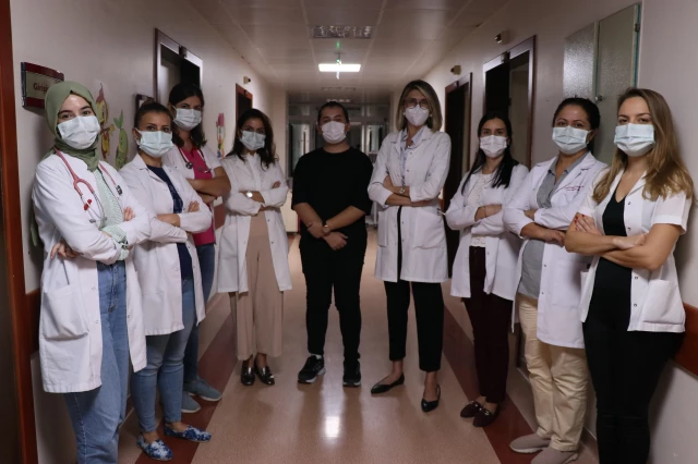 Hastanede Kovid-19 tedavisi gören gençten yaşıtlarına "aşı olun" daveti