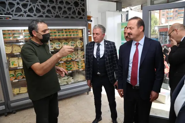 İYİ Parti Genel Başkan Yardımcısı Ağıralioğlu Oltu esnafını ziyaret etti